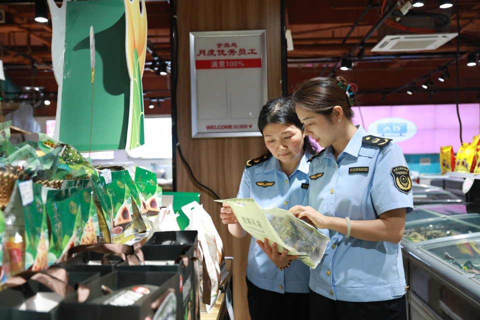 郯城縣市場(chǎng)監(jiān)督管理局開(kāi)展端午節(jié)食品流通專項(xiàng)檢查行動(dòng)